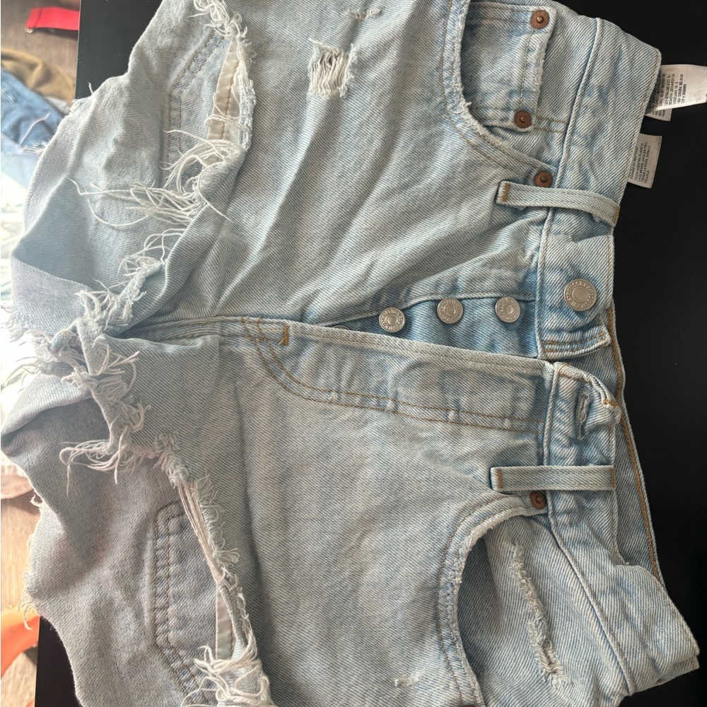 woman’s levi’s shorts size 25